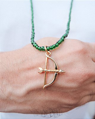 Colar de Miçangas de Oxóssi Verde Vidrado com Pingente Ofá (Arco) – 40 cm