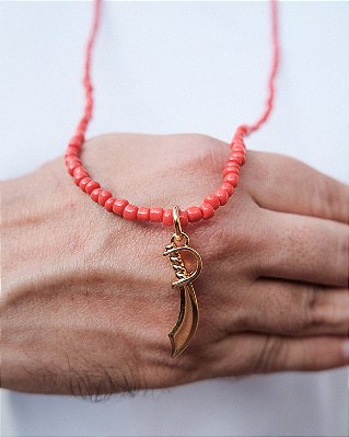 Colar de Miçangas de Iansã Vermelho com Pingente Alfange Dourado – 40 cm