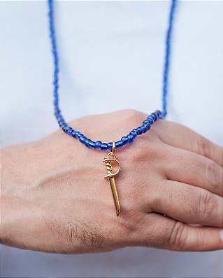 Colar de Miçangas de Ogum Azul Vidrado com Pingente Alfange Dourado – 40 cm
