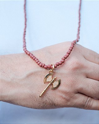 Colar de Miçangas de Xangô Marrom com Pingente Oxé Dourado – 40 cm