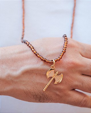 Colar de Miçangas de Xangô Marrom Vidrado com Pingente Oxé Dourado – 40 cm