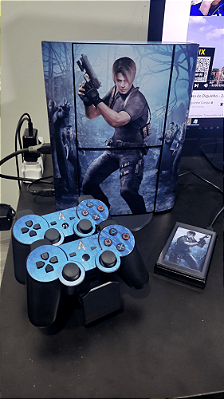 PS3 TUNADO SLIM OU SUPER SLIM COM HD 500 GB E SKIN TEMÁTICA + 2 CONTROLES