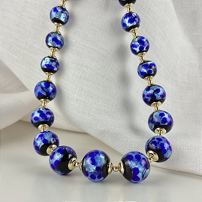 Colar muranoa azul em degradê de tamanho.