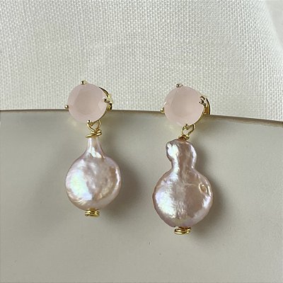 Brincos com pérolas barrocas rosadas.