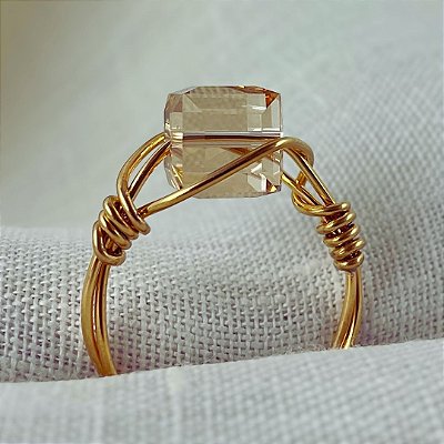 Anel Kubus golden shadow.