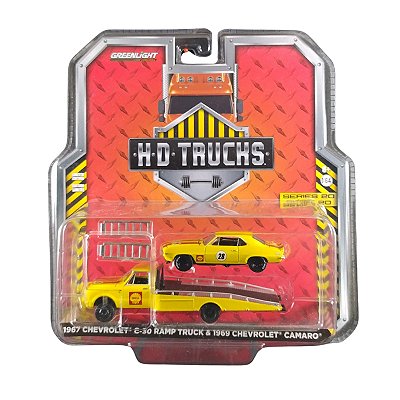 Miniatura 1:64 Greenlight C-30 Ramp Truck e Camaro