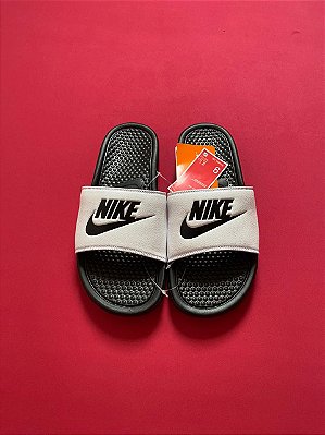 Chinelo Nike Benassi (forma justa)