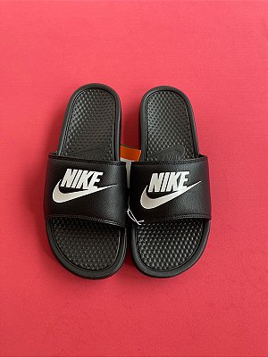Chinelo Nike Benassi Preto (forma justa)