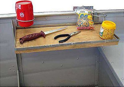 Mesa com suporte para barco