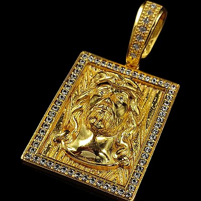 Pingente Placa com Face de Cristo em Alto Relevo Cravejado Banhado a Ouro 18K