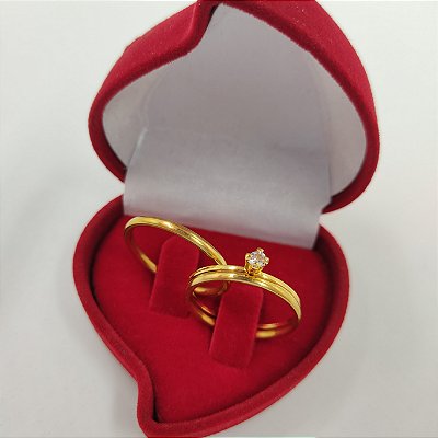 Par de Alianças Tradicionais 2mm Banhadas a Ouro 18K + Solitário com Pedra de Zircônia