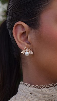 Brincos Abelha Cravejada e Pérola Alta Joalheria Banhado a Ouro 18k com Garantia