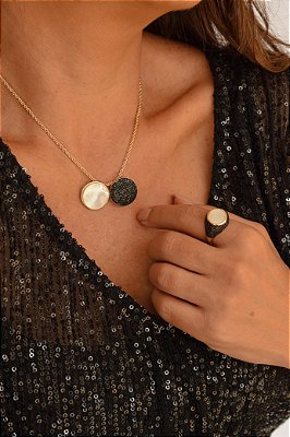 Colar com Pingente Cravejado Preto e Madrepérola Banho a Ouro 18k com Garantia