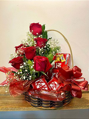 Cesta de Chocolates Variados com Arranjo de 6 Rosas