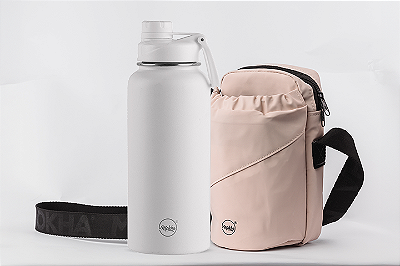 Kit garrafa térmica inox Facy 960ml white e bolsa Shoulder Bottle nude