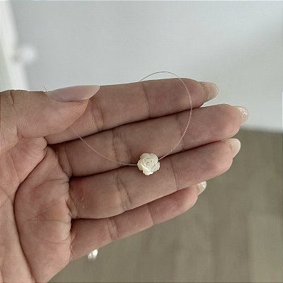 Colar Rosa Lapidada Madrepérola e Nylon - Prata 925