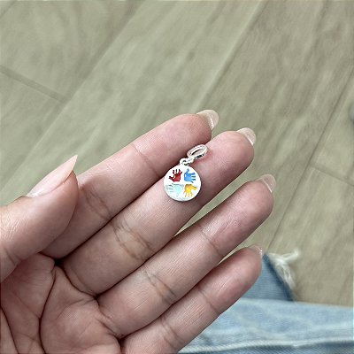 Berloque Mãos Símbolo Autismo - Prata 925