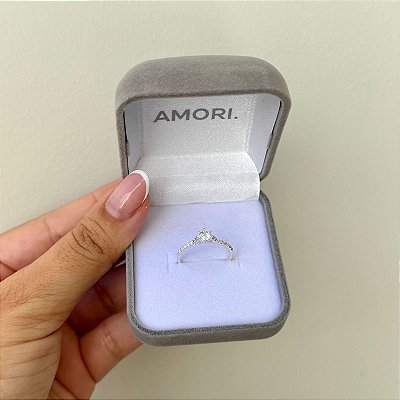 Anel Solitário Cristal com Laterais Cravejadas - Prata 925