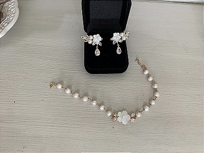 Conjunto de brincos e pulseira em zirconias e flores de madrepérola Larissa