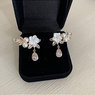 Brincos ear cuff em zirconias e madrepérola para noiva modelo Maiara