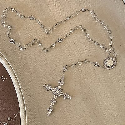 Terço noiva em cristal com separadores de flores em zirconias