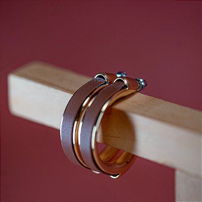 BRINCO ARGOLA FORRADA DE COURO