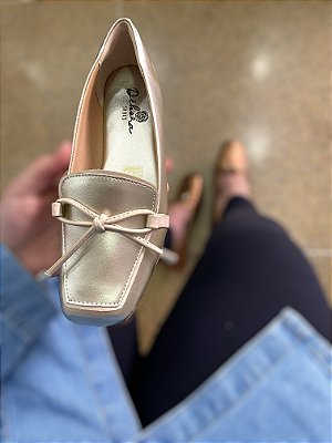 Mocassim ouro com off bico quadrado