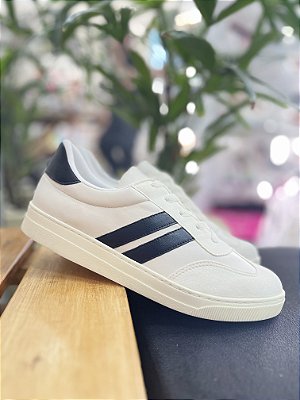 Tênis casual off white com detalhes em preto
