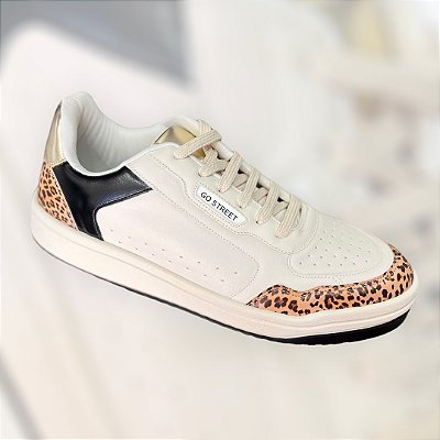 Tenis off white com detalhes animal print