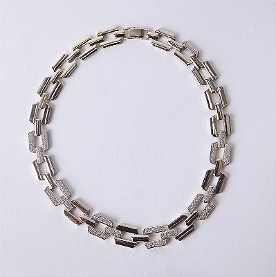 Colar de Corrente em Metal com Detalhes em Cristal
