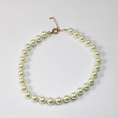Colar de Metal com Pérolas e Fecho Dourado