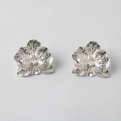 Brinco Metal Flor com Acabamento Dourado e Prateado