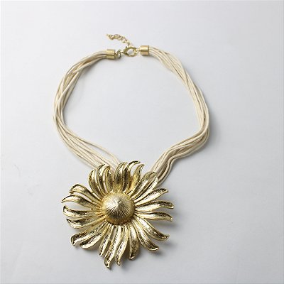 Colar Metal Curto com Flor Dourada