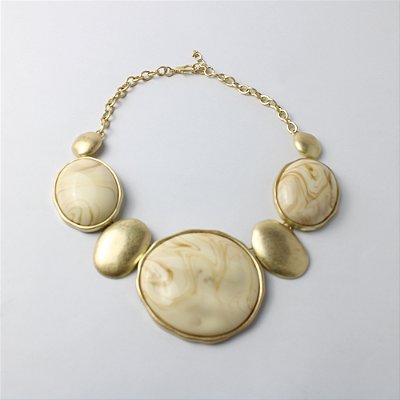 Colar Metal Curto Dourado com Detalhes Marfim