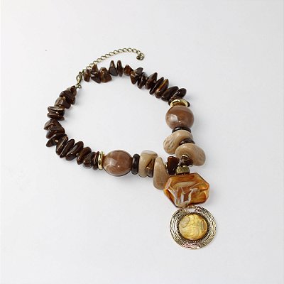 Colar Metal Curto em Âmbar e Bege