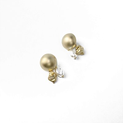 Brinco Metal Ouro Fosco com Pingentes de Pérola e Pepita