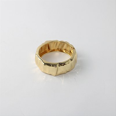 Pulseira Bracelete em Metal com Design Martelado