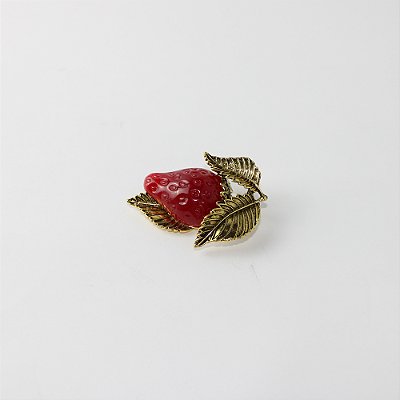 Broche de Metal Morango Esmaltado com Folhas Douradas