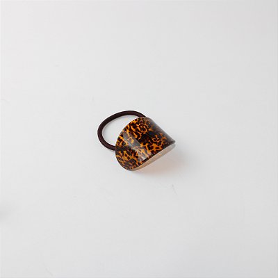 Elástico de Cabelo com Detalhe em Resina Curvada