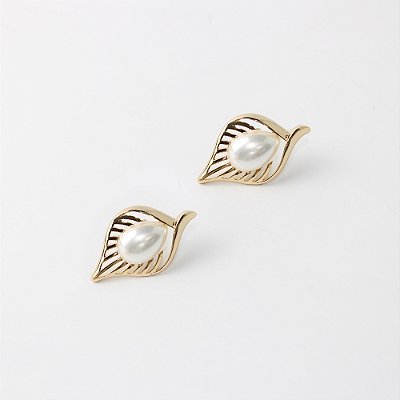 Brinco de Pressão em Metal Design Leque com Pérola