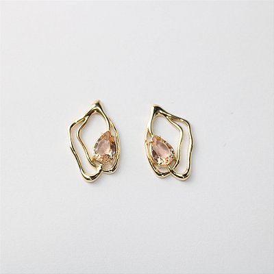 Brinco de Metal com Zircônia Gota e Design Orgânico