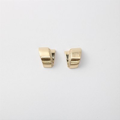 Brinco Folheado com Zircônias e Acabamento Fosco