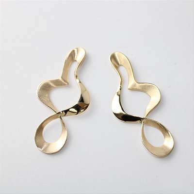 Brinco de Metal com Design de Curvas Orgânicas