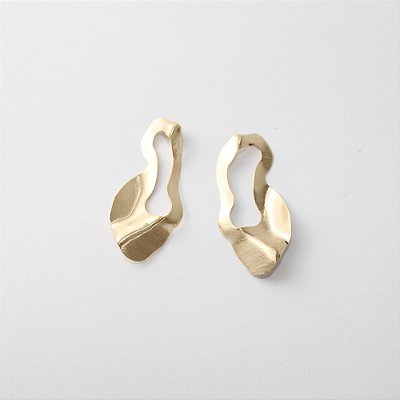 Brinco de Metal com Design Irregular e Orgânico