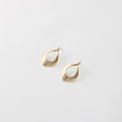 Brinco Folheado Gota com Design Orgânico Fosco