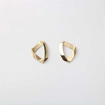 Brinco Folheado Vazado Geométrico Fosco e Brilho