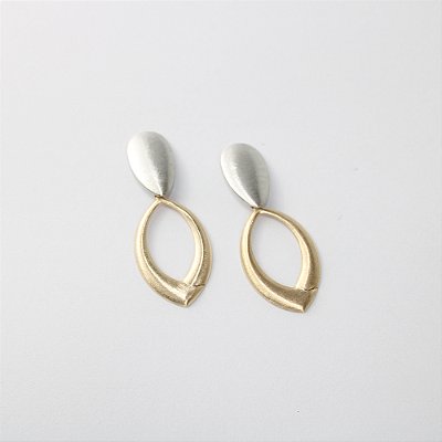 Brinco Folheado Vazado Bicolor Fosco