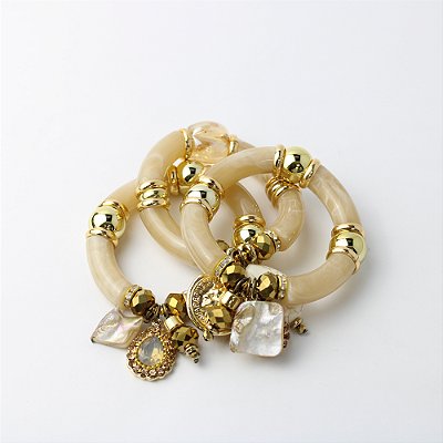 Kit Pulseira de Resina com Pingentes e Detalhes Perolados