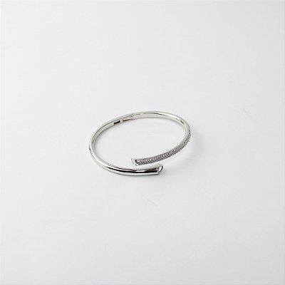 Bracelete de Metal com Design Trespassado e Zircônias