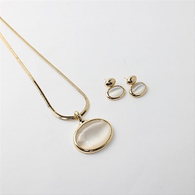 Conjunto de Colar e Brincos Dourado com Pendente de Madrepérola